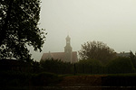 Kościół w Swornegaciach w porannej mgle